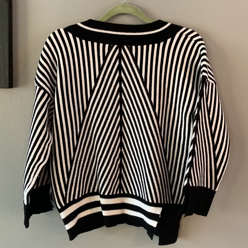 Moon River Chevron Black White Striped V Neck Sweater - Picture 7 of 7